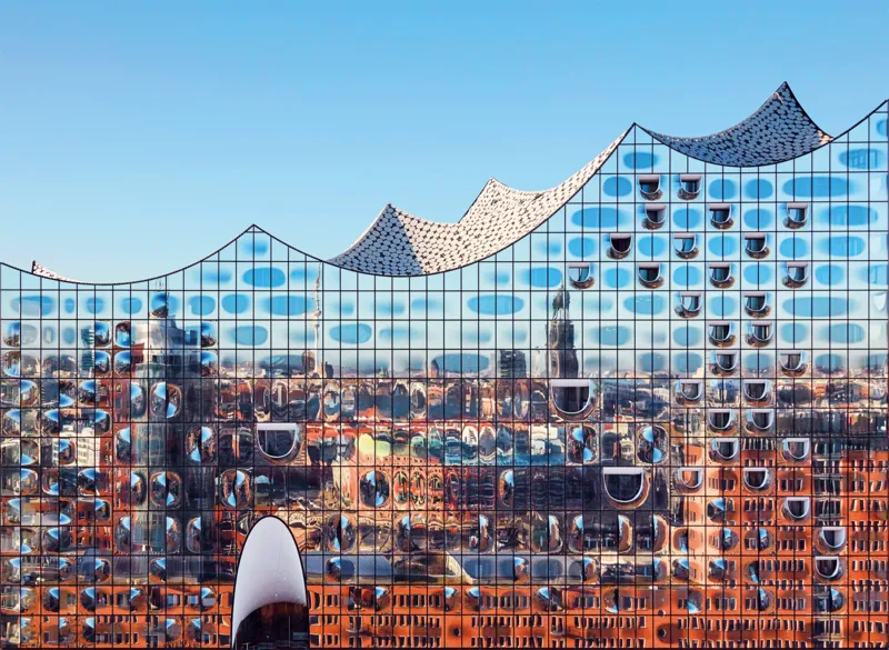 Hamburg im Spiegel der Elbphilharmonie
